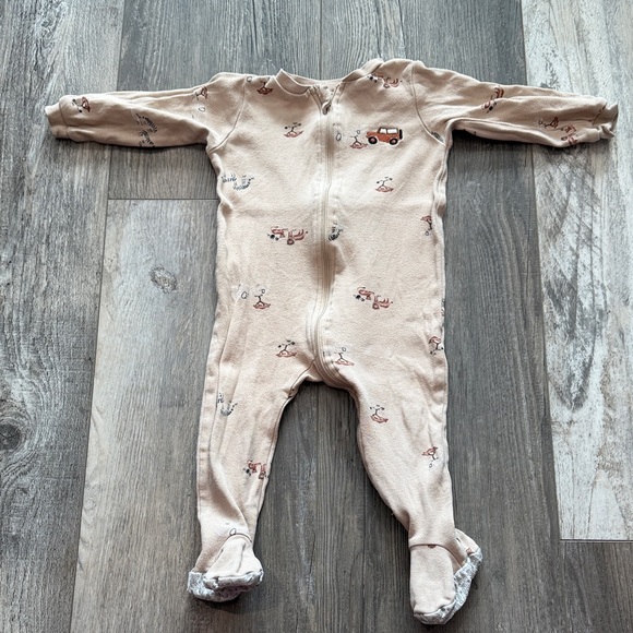 Pekkle Other - Pekkle Beige Footed Baby One-Piece with Vehicle Print